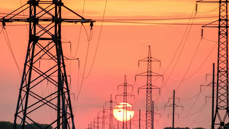 Tralicci dell'alta tensione al tramonto